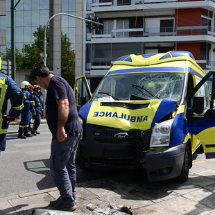 Ασθενοφόρο έπεσε σε κολώνα στο κέντρο της Αθήνας - Δύο πεζοί τραυματίστηκαν σοβαρά