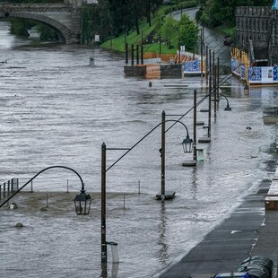Σφοδρή κακοκαιρία στην Ιταλία: Υπερχείλισε ο ποταμός Πάδος, σημειώθηκαν κατολισθήσεις