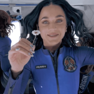 Katy Perry: «Μετανιώνω για το δημόσιο θέαμα» της διαστημικής αποστολής Blue Origin