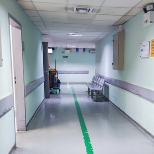 Στο ΚΑΤ ο 15χρονος που τραυματίστηκε με φωτοβολίδα στην Κάλυμνο