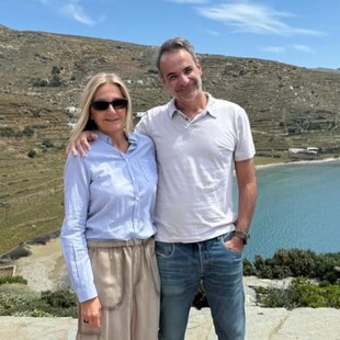 Κυριάκος Μητσοτάκης: Οι ευχές του πρωθυπουργού για το Πάσχα, αγκαλιά με τη Μαρέβα στη Τήνο