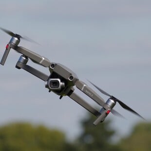 Οι «παρ’ ολίγον» συγκρούσεις drones με αεροπλάνα πληθαίνουν και προκαλούν ανησυχία
