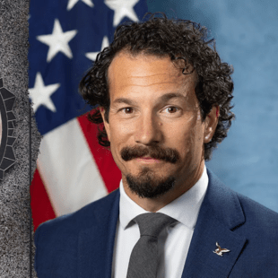 Ο πράκτορας του FBI που έγινε άθελά του ήρωας της αντίστασης κατά του Τραμπ