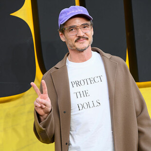Πέντρο Πασκάλ: Το t-shirt και το μήνυμά του για τη στήριξη των τρανς γυναικών