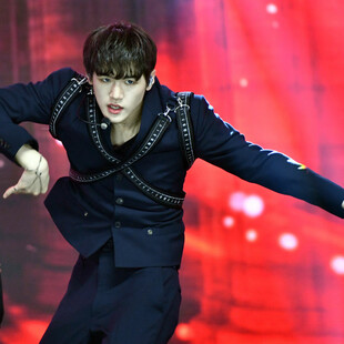 K-pop καλλιτέχνης σπάει τα ταμπού της βιομηχανίας: Έκανε coming out  επί σκηνής στο Λος Άντζελες