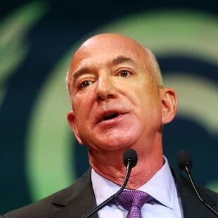 Amazon: Διαψεύδει ότι θα δείχνει το επιπλέον κόστος των δασμών Τραμπ στα προϊόντα της