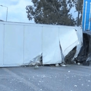 Ανατροπή νταλίκας στον Σκαραμαγκά - Κλειστό το ρεύμα προς Αθήνα