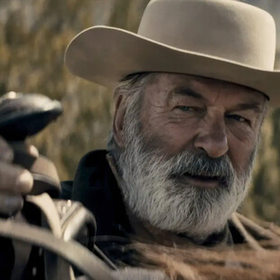 Το «Rust» του Άλεκ Μπάλντουιν κυκλοφορεί «αθόρυβα», τέσσερα χρόνια μετά τον μοιραίο πυροβολισμό