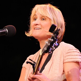 Jill Sobule: Νεκρή η τραγουδίστρια του "I Kissed a Girl", του πρώτου LGBTQ+ hit που μπήκε στο Top 20 του Billboard