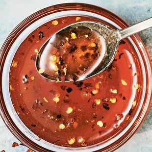 «Έχω φάει κόλλημα με το hot honey»: 14 άνθρωποι του φαγητού επιλέγουν το αγαπημένο τους υλικό 