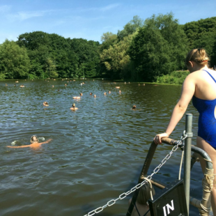 Η πισίνα γυναικών του Hampstead Heath δεν αποκλείει τρανς γυναίκες, παρά την απόφαση του Ανωτάτου Δικαστηρίου