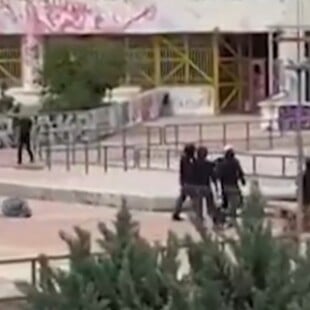 Πώς έγινε η επίθεση στην Πολυτεχνειούπολη: Ταυτοποιήθηκε ο κουκουλοφόρος που χτύπησε την υπάλληλο του κυλικείου