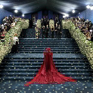 Met Gala 2025: Ο ελληνικός μύθος πίσω από το μπλε χαλί