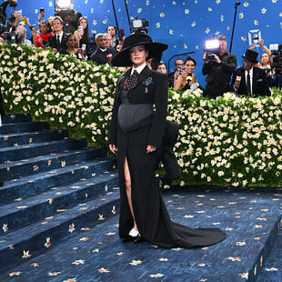 Η Rihanna αποκάλυψε την τρίτη της εγκυμοσύνη στο Met Gala 2025
