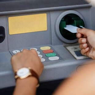 Τέλος οι κάρτες από τα ΑΤΜ: Πώς θα γίνεται η ανάληψη χρημάτων