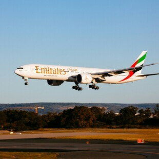 Η Emirates ανακοινώνει κέρδη-ρεκόρ, καθώς οι επιβάτες επιλέγουν ακριβές θέσεις