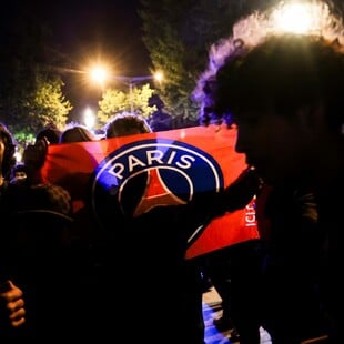 PSG: Αυτοκίνητο έπεσε επάνω σε φιλάθλους της Παρί που πανηγύριζαν τη νίκη - Τα βίντεο στο X