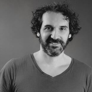 «Ο δαίμονας του τραυλισμού δεν φεύγει ποτέ – αλλά στη σκηνή σωπαίνει»