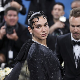 Dua Lipa, Έλτον Τζον και δεκάδες ακόμη καλλιτέχνες ζητούν νομική προστασία από την Τεχνητή Νοημοσύνη