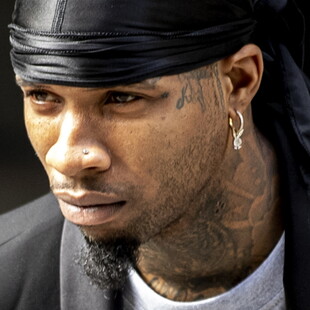 Ο ράπερ Tory Lanez μαχαιρώθηκε 14 φορές σε φυλακή της Καλιφόρνια