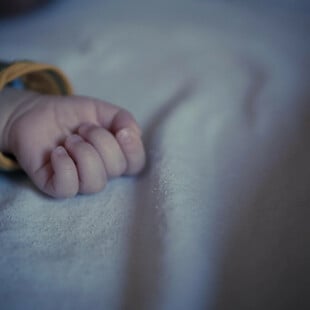 Άλιμος: Έρευνα για το βρέφος που βρέθηκε δίπλα σε κάδο – Τι εξετάζουν οι Αρχές