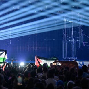 Eurovision 2025: Σήκωσαν σημαίες της Παλαιστίνης την ώρα που τραγουδούσε η εκπρόσωπος του Ισραήλ