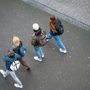 Έρευνα της Deloitte: Προτεραιότητες των Gen Z και Millennials η οικονομική ασφάλεια, το νόημα και η ποιότητα ζωής