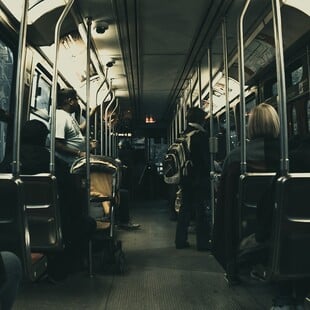 «Bare beating»: Η εξοργιστική τάση στα ΜΜΜ που επιφέρει πρόστιμο