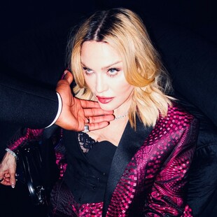 Η Madonna με σκούρα καστανά μαλλιά, για να μοιάσει στη μητέρα της: «Μου έλειψε», γράφει