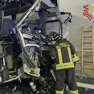 Ιταλία: Σχολικό συγκρούστηκε με φορτηγό - Νεκρή μια δασκάλα
