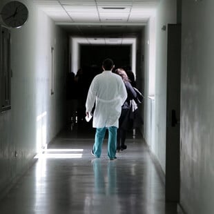 Λάρισα: «Δεν έπρεπε να έρθουμε γιατί είδαν τις πληγές, φοβάμαι μην καλέσουν την πρόνοια» έλεγε η 32χρονη μητέρα