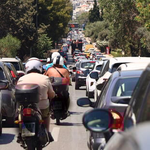 Τροχαίο στη Λεωφόρο Ποσειδώνος: Αυτοκίνητο παρέσυρε ποδηλάτες – Πέντε τραυματίες
