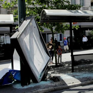 Τροχαίο στο Χαλάνδρι: Αυτοκίνητο έπεσε σε στάση λεωφορείου - Τρεις τραυματίες