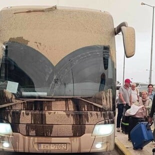 Αφρικανική σκόνη στα Χανιά: «Κοκκίνισε» ο ουρανός - Λασποβροχή κάλυψε τα πάντα