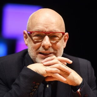 Ο Brian Eno καταγγέλλει τη Microsoft για τη Γάζα: «Όχι στο όνομά μου», λέει ο δημιουργός της μουσικής των Windows 95 