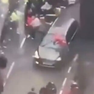 «Έμοιαζε εσκεμμένο»: Η στιγμή που όχημα πέφτει σε πλήθος στο Λίβερπουλ- Οι δραματικές μαρτυρίες