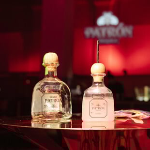 H Patrón γιόρτασε την Παγκόσμια Ημέρα Paloma σερβίροντας cocktail στο viral party του χώρου τέχνης Τhe Intermission