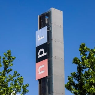 Το NPR μηνύει την κυβέρνηση Τραμπ για μείωση της χρηματοδότησης