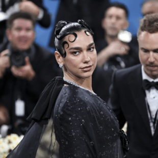 Dua Lipa και Μπένεντικτ Κάμπερμπατς ζητούν από τον Στάρμερ να σταματήσει να πουλά όπλα στο Ισραήλ