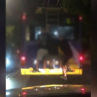 Πατήσια: Ανήλικοι έκαναν βόλτα «κρεμασμένοι» στο πίσω μέρος τρόλεϊ λόγω challenge