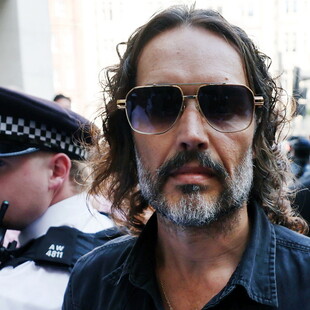 Από το δικαστήριο, ο Ράσελ Μπραντ δήλωσε αθώος στις κατηγορίες για βιασμό 