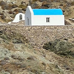 Γκρεμίζεται το εκκλησάκι στη βίλα του Αντώνη Ρέμου στη Μύκονο