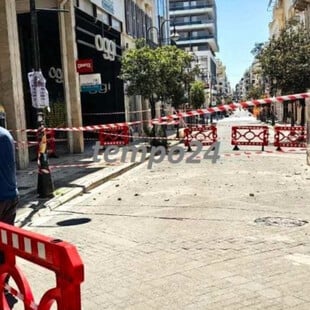 Πάτρα: Έπεσαν σοβάδες στον πεζόδρομο της Ρήγα Φεραίου