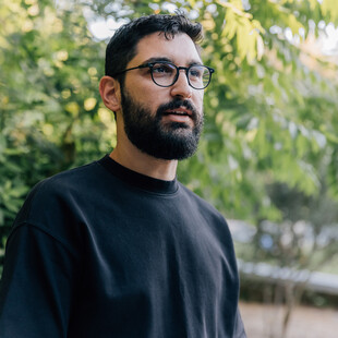 Λουκάς Μπάκας: «Επιδιώκω να δημιουργώ κάτι που δεν θα φαίνεται σχεδιασμένο»