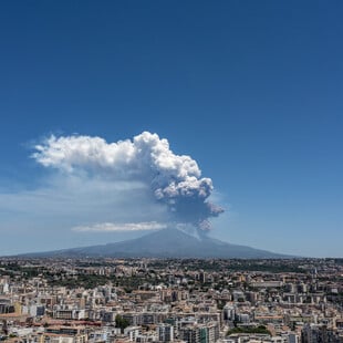 Τι είναι η «έκρηξη Strombolian» και τι συμβαίνει στην Αίτνα