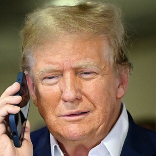 Γιατί όλοι μιλούν για την οθόνη κινητού του Ντόναλντ Τραμπ;