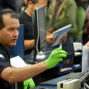 Γιατί ο Τραμπ συμπεριέλαβε τις συγκεκριμένες 12 χώρες στην ταξιδιωτική απαγόρευση