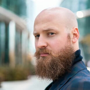 Adrian Zduńczyk: «Χάρη στις νέες τεχνολογίες, η εξουσία μπορεί να επιστρέψει στον λαό»