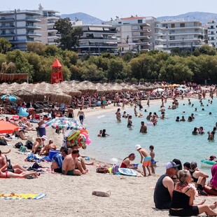 Το πρώτο κύμα ζέστης γέμισε τις παραλίες σε όλη τη χώρα
