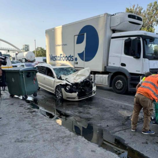 Τροχαίο στην Ποσειδώνος: Η στιγμή που το ταξί πέφτει επάνω στο απορριμματοφόρο και παρασέρνει την 65χρονη